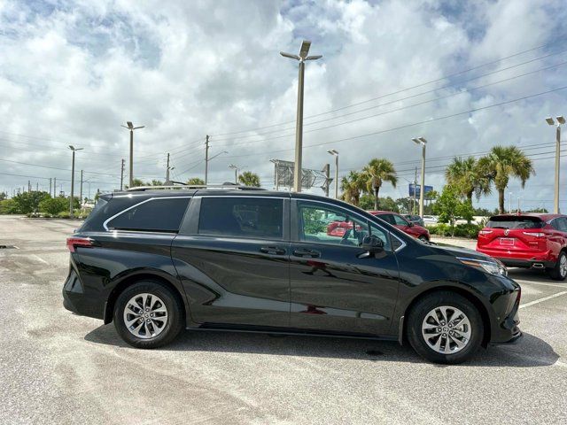 2022 Toyota Sienna LE