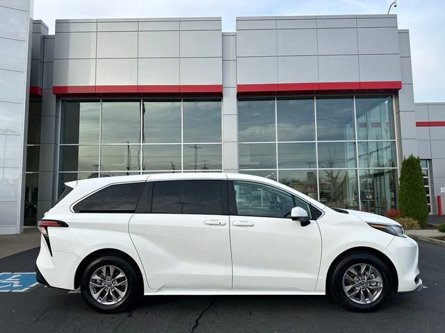 2022 Toyota Sienna LE