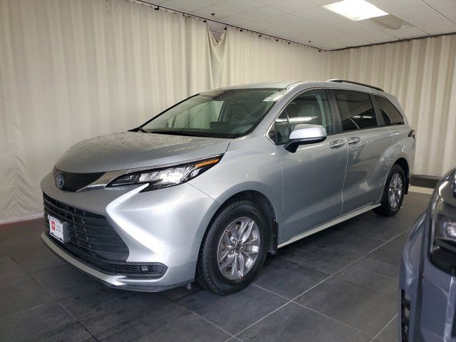 2022 Toyota Sienna LE