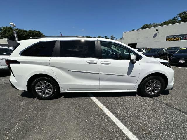 2022 Toyota Sienna LE