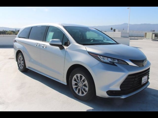 2022 Toyota Sienna LE