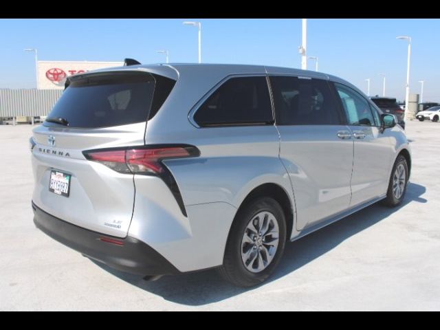 2022 Toyota Sienna LE