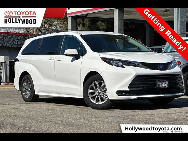 2022 Toyota Sienna LE