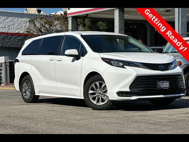 2022 Toyota Sienna LE