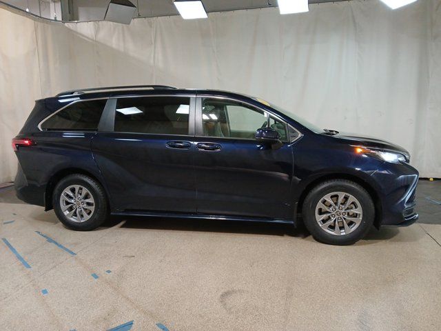 2022 Toyota Sienna LE