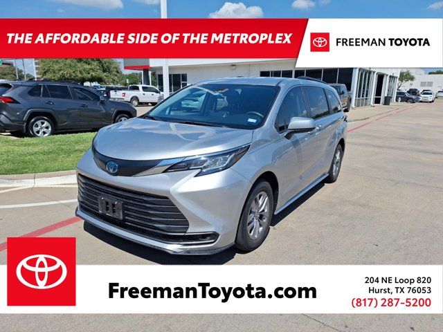 2022 Toyota Sienna LE