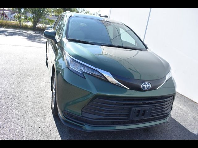 2022 Toyota Sienna LE