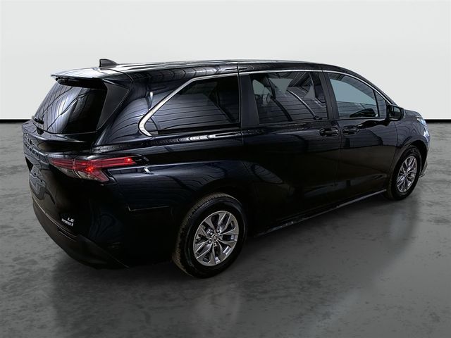 2022 Toyota Sienna LE