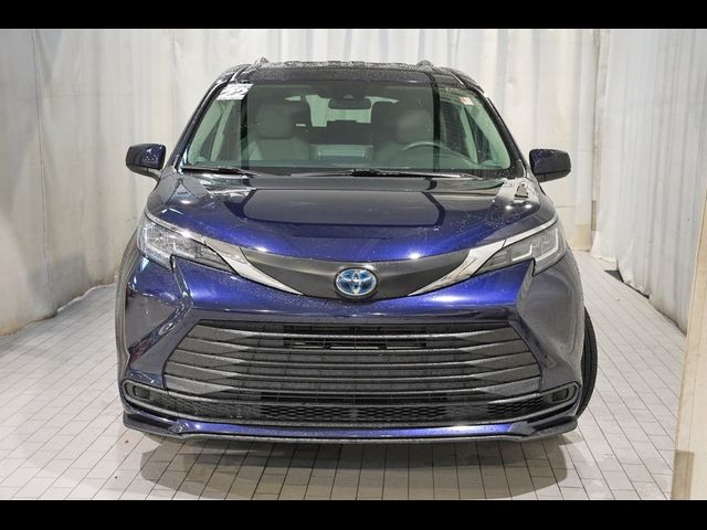 2022 Toyota Sienna LE