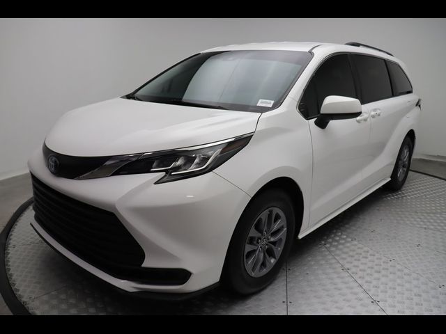 2022 Toyota Sienna LE