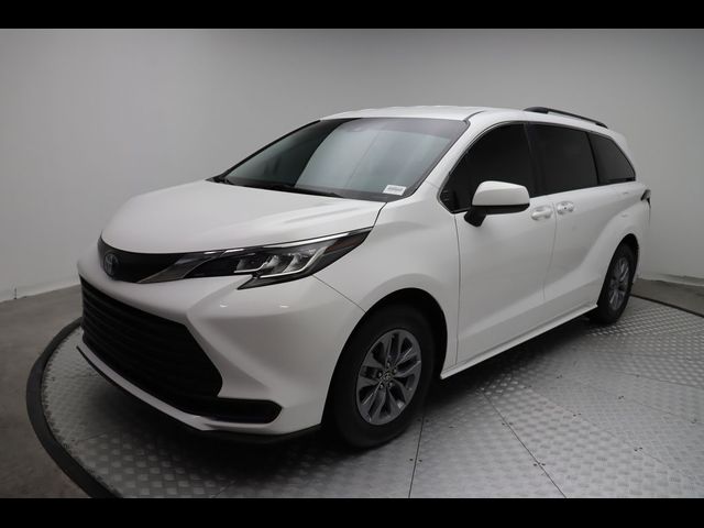 2022 Toyota Sienna LE