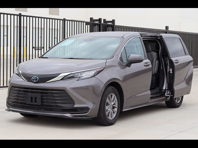 2022 Toyota Sienna LE