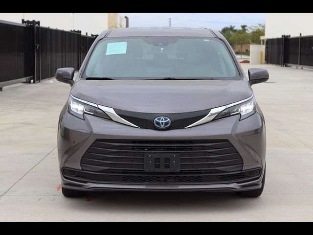 2022 Toyota Sienna LE