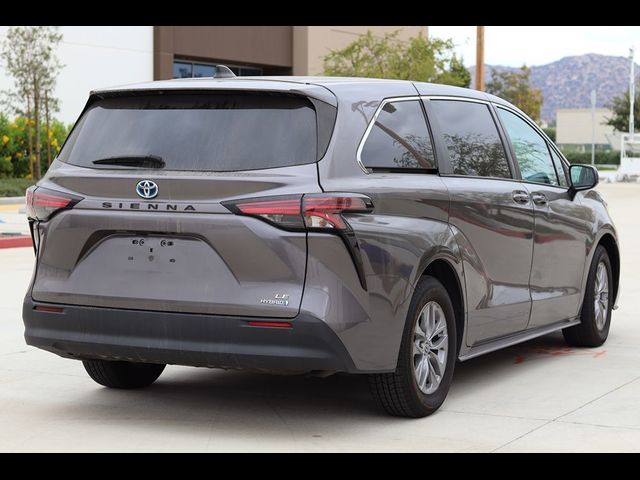 2022 Toyota Sienna LE