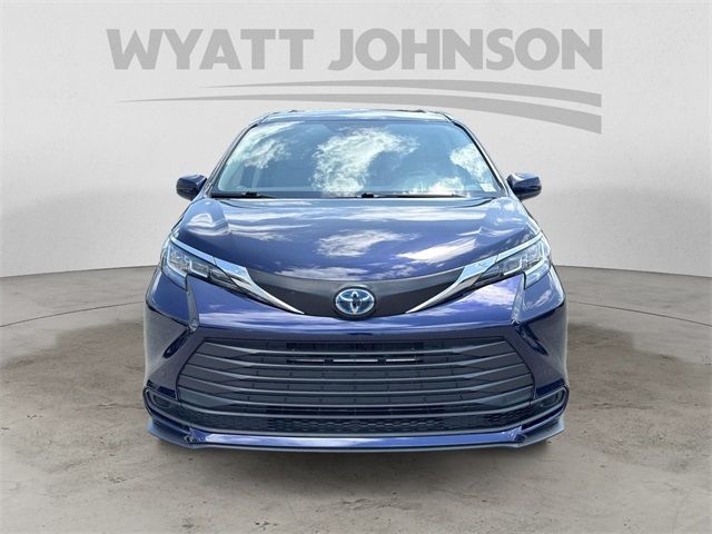 2022 Toyota Sienna LE