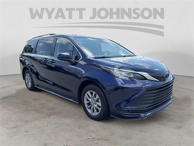 2022 Toyota Sienna LE