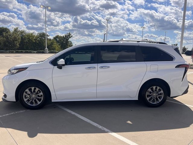 2022 Toyota Sienna LE