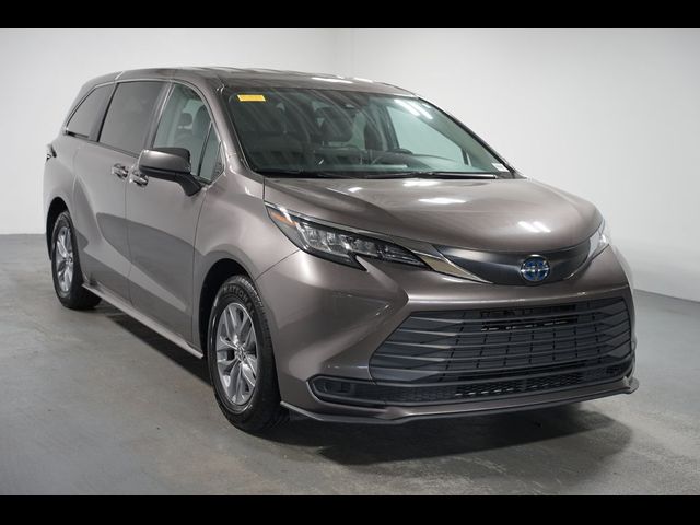 2022 Toyota Sienna LE