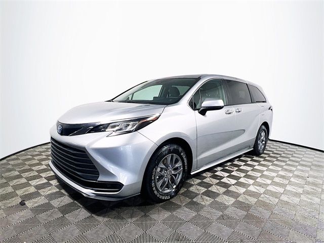 2022 Toyota Sienna LE