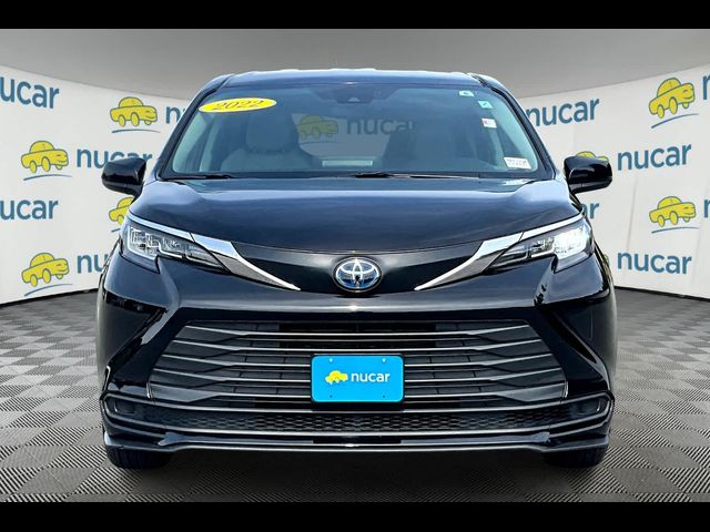 2022 Toyota Sienna LE