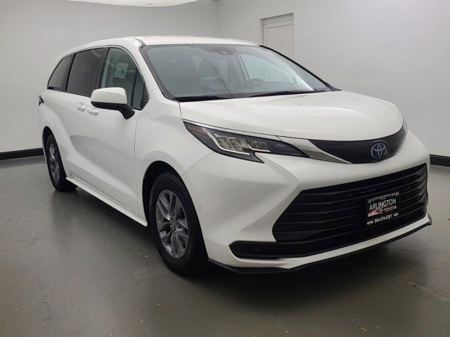 2022 Toyota Sienna LE