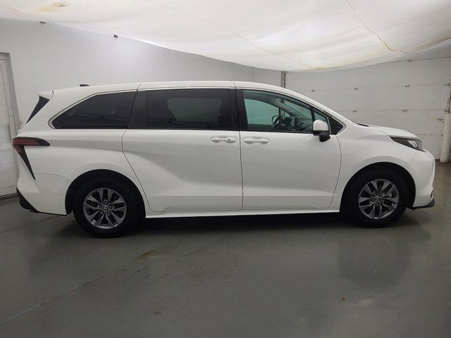 2022 Toyota Sienna LE