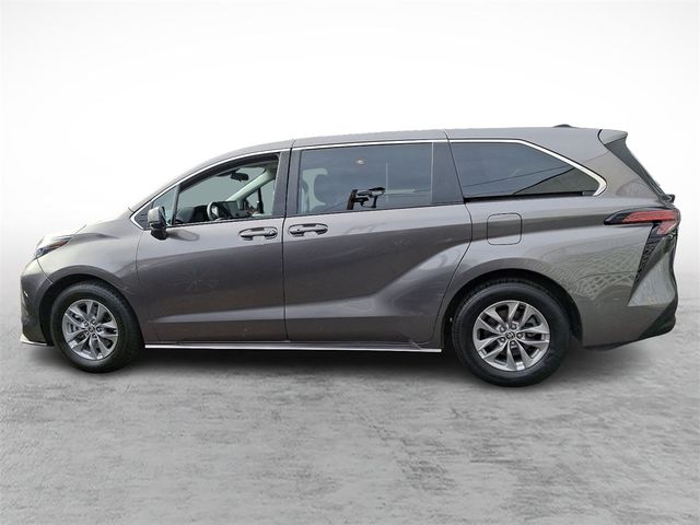 2022 Toyota Sienna LE