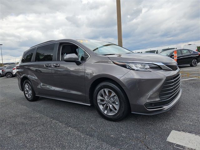 2022 Toyota Sienna LE