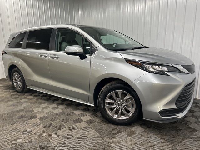 2022 Toyota Sienna LE