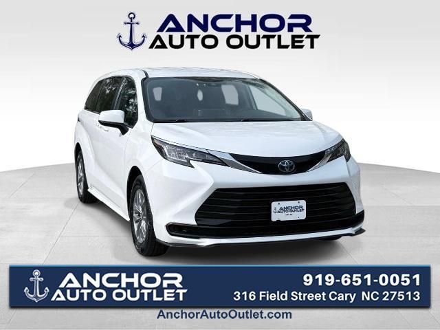 2022 Toyota Sienna LE