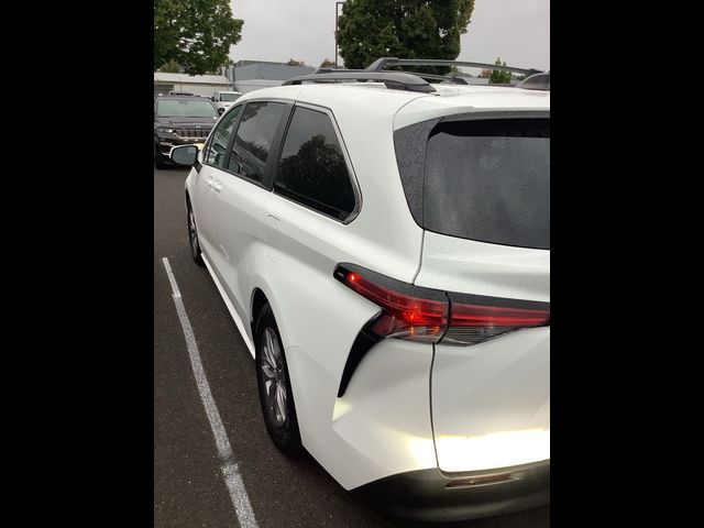 2022 Toyota Sienna LE