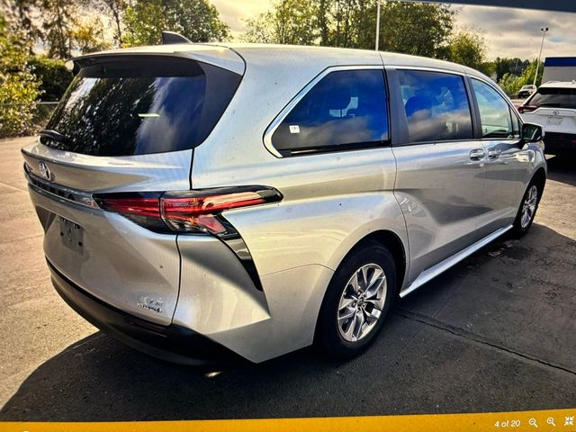 2022 Toyota Sienna LE