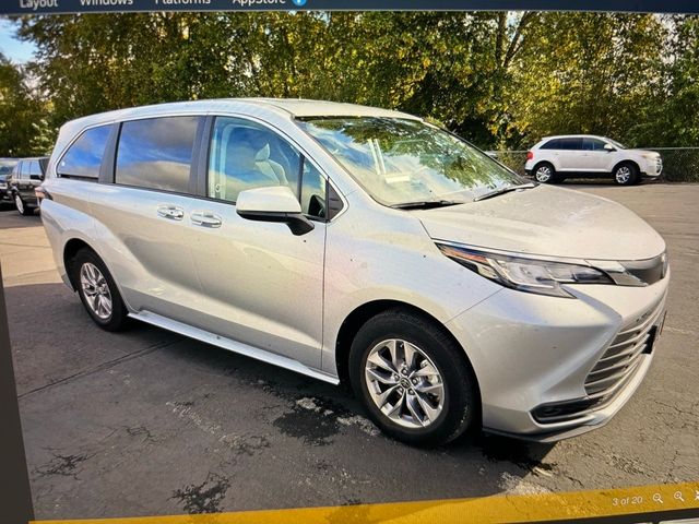 2022 Toyota Sienna LE