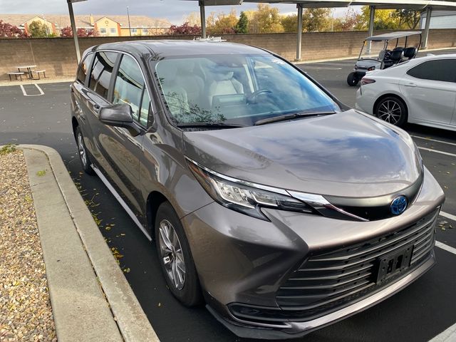 2022 Toyota Sienna LE