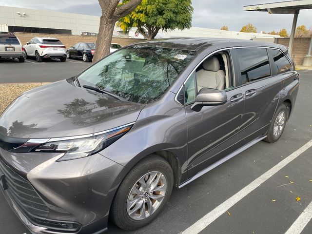 2022 Toyota Sienna LE