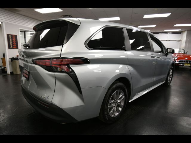 2022 Toyota Sienna LE