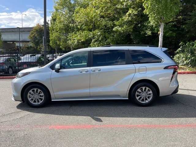 2022 Toyota Sienna LE