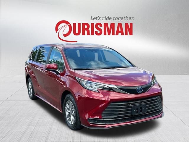 2022 Toyota Sienna LE