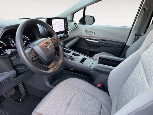 2022 Toyota Sienna LE