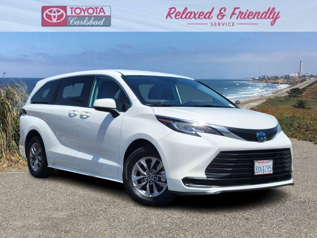 2022 Toyota Sienna LE