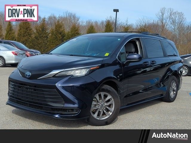 2022 Toyota Sienna LE