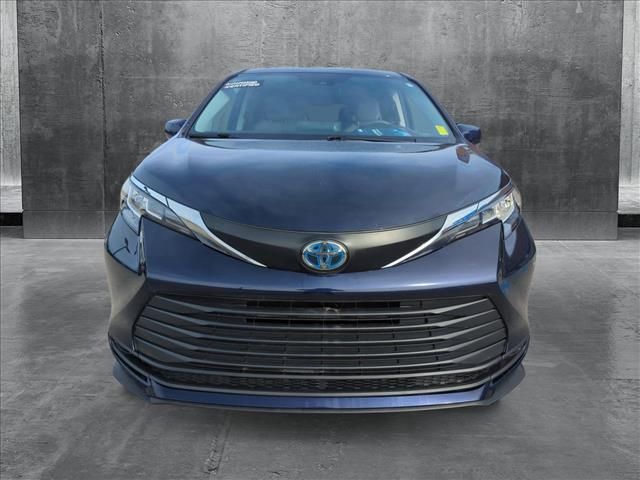 2022 Toyota Sienna LE