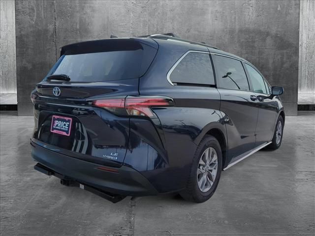 2022 Toyota Sienna LE