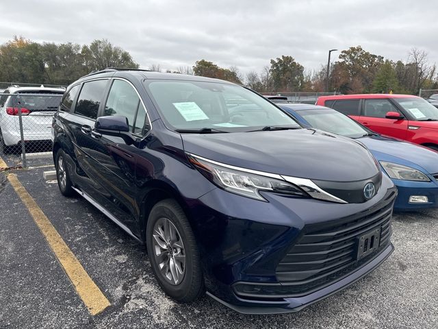 2022 Toyota Sienna LE