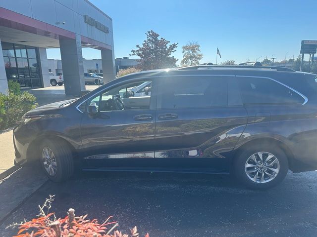 2022 Toyota Sienna LE