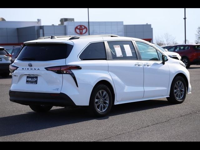 2022 Toyota Sienna LE