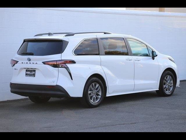 2022 Toyota Sienna LE