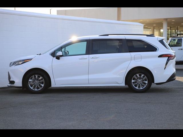 2022 Toyota Sienna LE