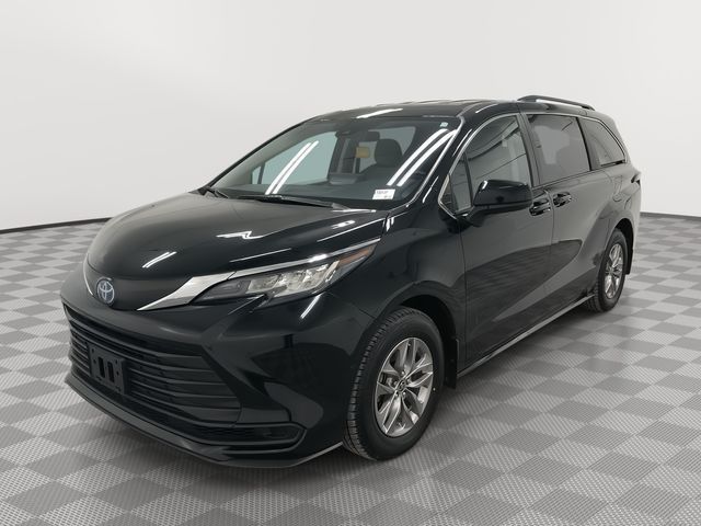 2022 Toyota Sienna LE