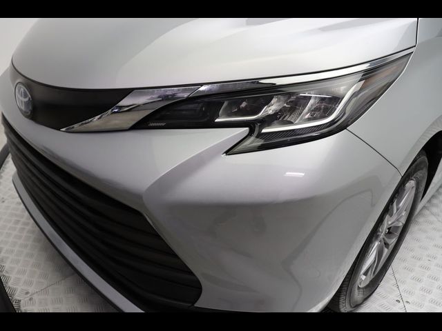 2022 Toyota Sienna LE